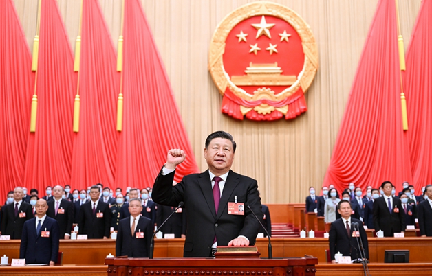 新当选的国家主席、中央军委主席习近平进行宪法宣誓